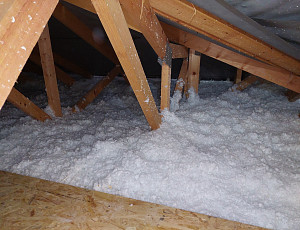 Zateplení stropu novostavby pomocí foukané izolace